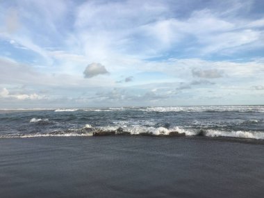 Sahile dalgalı bir sahil geliyor.