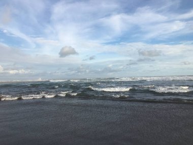 Bir kaç dalganın geldiği bir sahil.