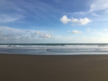 Sahile dalgalı bir sahil geliyor.