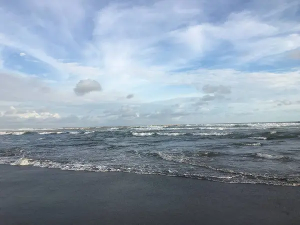 Sahile dalgalı bir sahil geliyor.