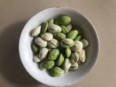 Taze taze fasulyeyi tabağa koy.