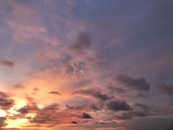 Güzel gün batımı gökyüzü bulutlu