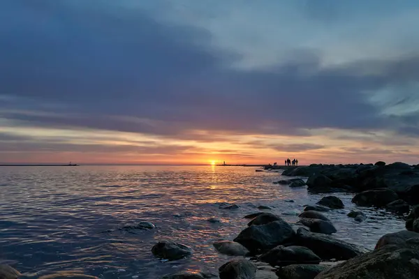 Akşam körfezi, deniz feneri ve gün batımı.
