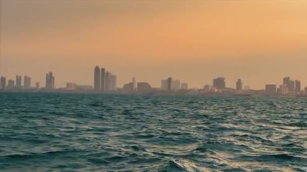 Vista Della Città Grattacieli Tramonto Dal Mare — Video Stock