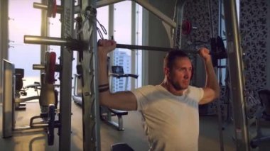 Sabahın erken saatlerinde spor salonunda çalışan bir adam..