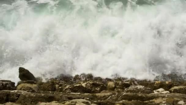 Θέα Από Ψηλά Κύματα Που Συντρίβονται Στη Βραχώδη Ακτή — Αρχείο Βίντεο