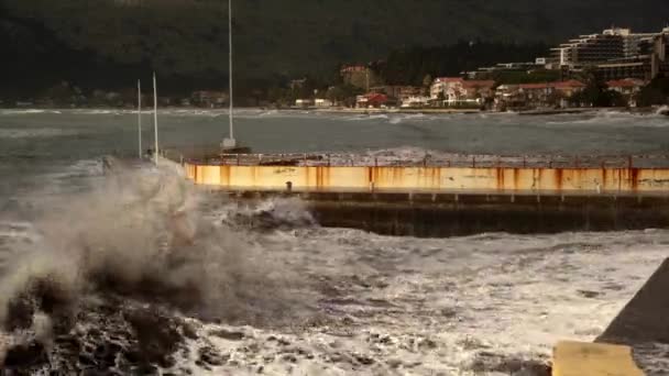 刮风的日子里 海浪冲击着旧码头的残骸 — 图库视频影像