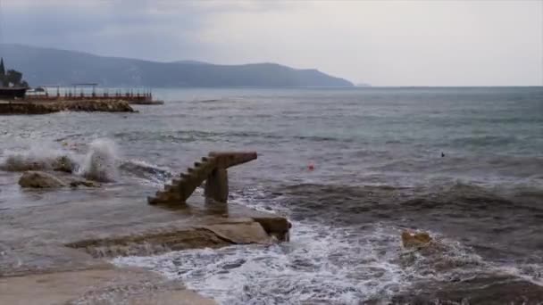 風の強い日に古い桟橋の残骸に対して波がクラッシュ — ストック動画
