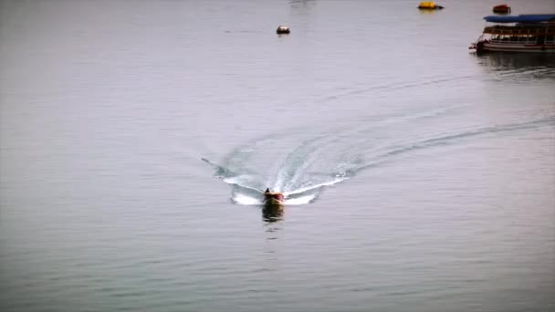 Ψαράς Επιστρέφει Στο Λιμάνι Μια Μικρή Βάρκα — Αρχείο Βίντεο