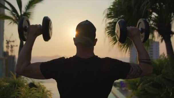 Tânăr Care Face Fitness Gantere Afară Vedere Mare — Videoclip de stoc