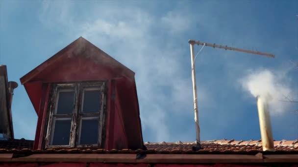 房子的屋顶 窗户和烟囱的视图 烟是从这些地方冒出来的 — 图库视频影像