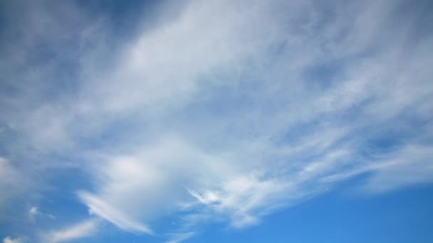 Zaman Aşımı Sabahın Erken Saatlerinde Mavi Gökyüzüne Karşı Bulutlar — Stok video
