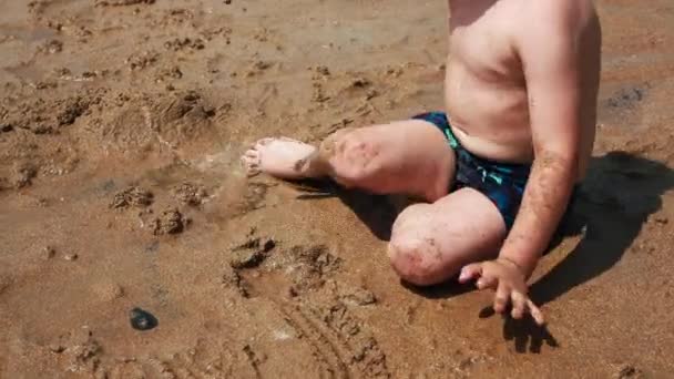 Mały Chłopiec Bawi Się Piaskiem Wodą Plaży — Wideo stockowe