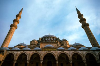 İstanbul, Türkiye 'deki Süleyman Camii' nin avlusunda, giriş kapısının üzerinde 
