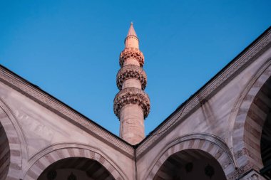 Yeni Cami minaresi İstanbul, Türkiye. Gün batımında minare gökyüzüne uzanıyor.