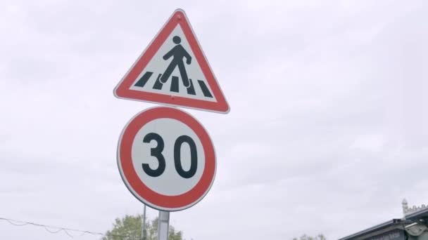 Zebrastreifen Und Tempo Verkehrsschild Bewölkten Tagen — Stockvideo