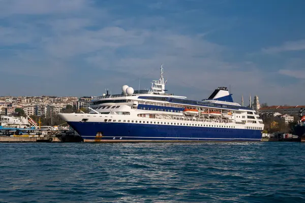 Turist yolcu gemisi limana yanaştı.