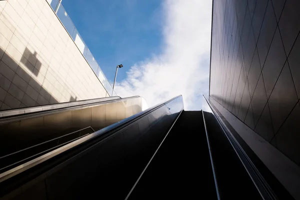 Yürüyen merdiven gökyüzüne doğru gidiyor. İş hedefi.