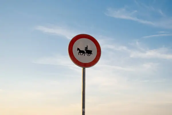 Hayvanlar tarafından çizilmiş araçlar için giriş yok trafik işareti, izole gün batımı gökyüzü.