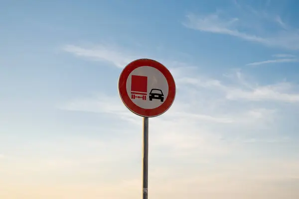 Eşya araçlarının yanından geçmek yok trafik levhası, tenha gün batımı gökyüzü.