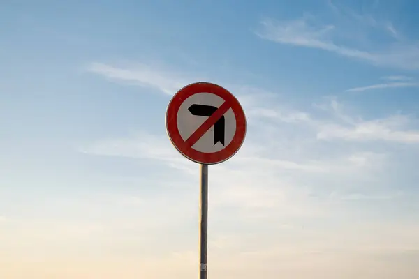 Sola dönüş işareti yok, izole günbatımı gökyüzü.