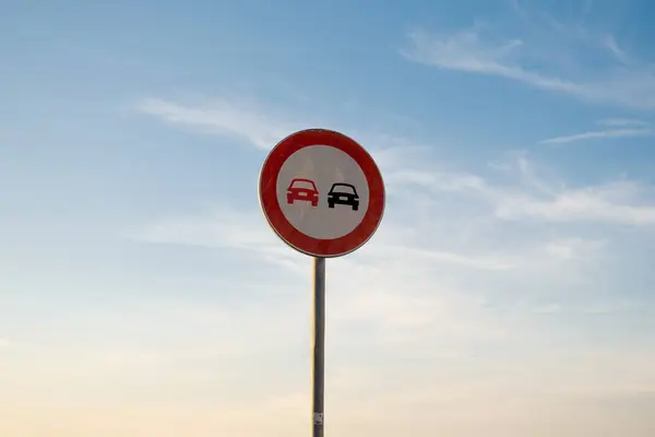 Trafik işareti yok, tenha gün batımı gökyüzü.