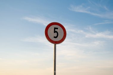 Günbatımı gökyüzü ile izole edilmiş maksimum 5 km hız sınırı trafik işareti