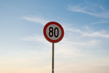 Günbatımı gökyüzü ile izole edilmiş maksimum hız sınırı trafik tabelası