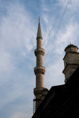 Bulutlu Gökyüzü Arkaplanlı Bir Caminin Minaresini Düşey Vurduk