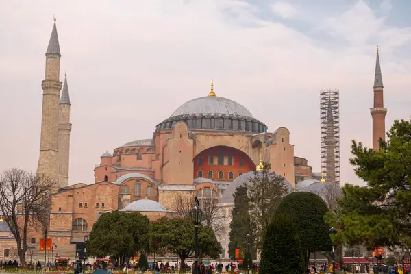 Ayasofya. Tarihi ibadethanenin minareleri yenileniyor.