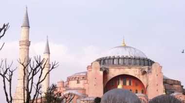 Ayasofya 'nın dış görünüşü Bizans ve Osmanlı mimarisinin altını çiziyor.