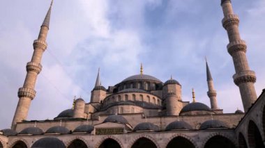 Sultan Ahmed Camii 'nin (Mavi Cami) Avlu Manzarası, Osmanlı Mimarisinin Zarafetini Gösteriyor