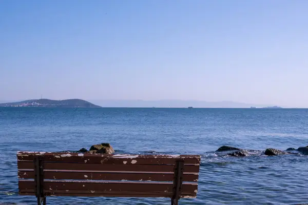 Uzak Ada Manzaralı Boş Benç Kıyısı