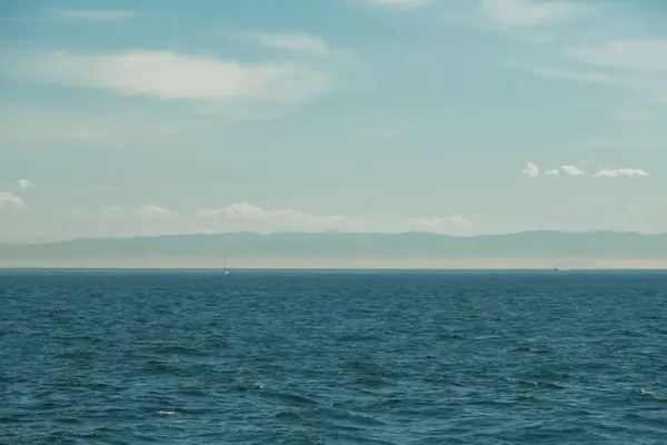 Ufkun Üzerinde Dağ Silueti