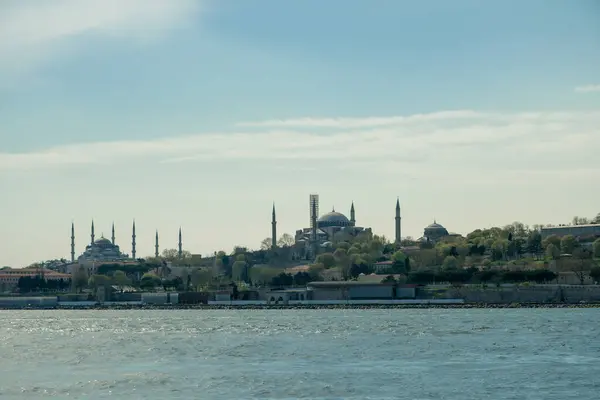 Ayasofya ve Mavi Cami Boğaz 'dan Bakıldı