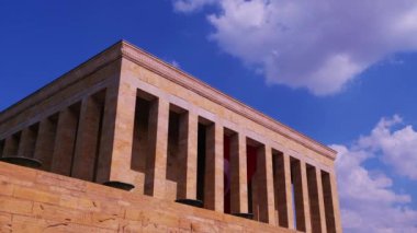 Antkabir Açık Mavi Gökyüzünün Altında Ayakta Duruyor