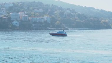Kırmızı Tekne Manzaralı Ada Suları 'ndan geçiyor.