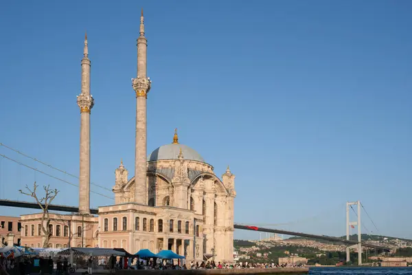 Arka planda Boğaz Köprüsü olan Ortak Cami