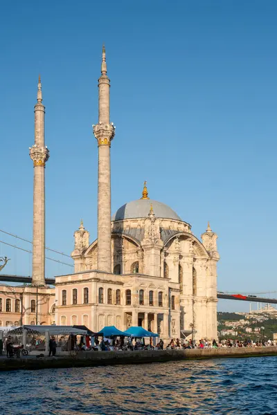 Boğazdaki İkonik Ortaklık Camii 'nin Dikey Çekimi