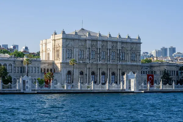 Boğaz boyunca uzanan Muhteşem Dolmabahe Sarayı