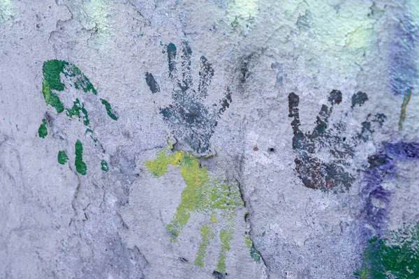 Yıpranmış Duvarda Değişik Renklerde Solmuş El İzleri