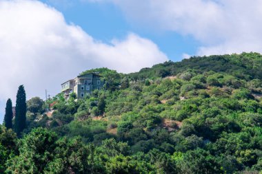 Yemyeşil bir tepede ahenkli bir şekilde oturuyordu.