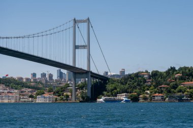 Boğaz 'ın sularından görünen Boğaz Köprüsü