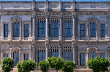 Muhteşem Dolmabahe Sarayı 'nın ön cephesi Boğaz' a bakıyor.