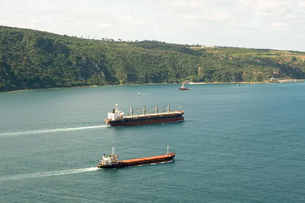 İki Kargo Tankeri Denizin karşısında yan yana yol alıyor