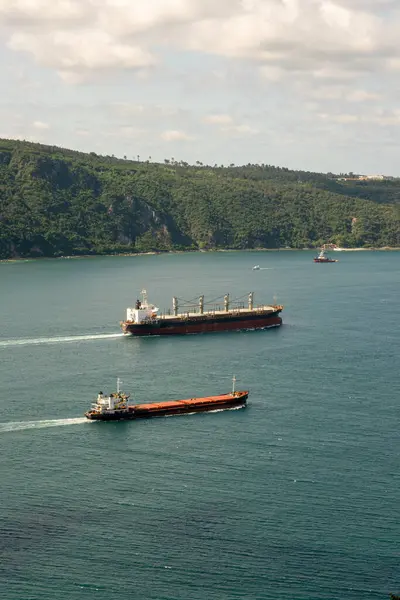 İki Kargo Tankeri Denizin karşısında yan yana yol alıyor