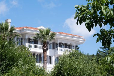 Modern Mimari Tasarımlı Zarif Beyaz Lüks Villa