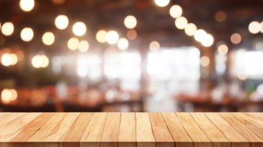 Boş ahşap masa ve Bokeh resimli kafeterya geçmişi bulanık..