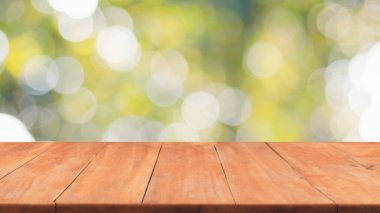 Boş tahta masa bulanık yeşil bokeh arkaplan üzerinde, picknick dışında, ürün ekran montajı