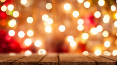 Arka planda bokeh ışıkları olan ahşap bir masa. Noel arkaplanı